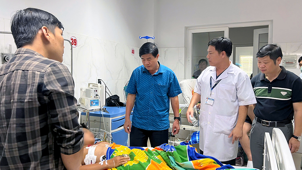 Lãnh đạo UBND tỉnh thăm gia đình nạn nhân vụ án tại phường Thành Nhất