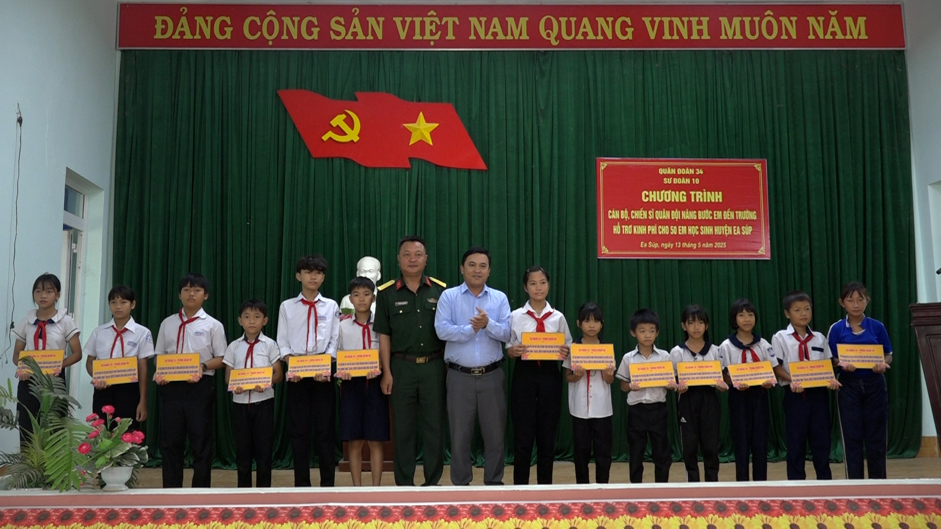 Chương trình “Cán bộ, chiến sĩ quân đội nâng bước em đến trường” năm 2025